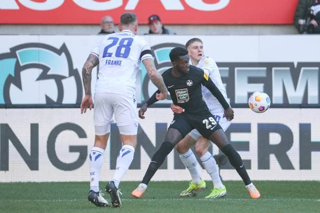 24 02 2024, xusrbx, Soccer 2 Bundesliga, 1 FC Kaiserslautern Karlsruher SC emspor, v l Marcel Franke Karlsruher SC , 28 , David Herold Karlsruher SC , 20 , Richmond Tachie 1 FC Kaiserslautern, 29 , DFL DFB REGULATIONS PROHIBIT ANY USE OF PHOTOGRAPHS as IMAGE SEQUENCES and or QUASI VIDEO Kaiserslautern