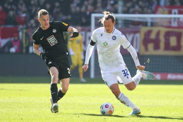 24 02 2024, xusrbx, Soccer 2 Bundesliga, 1 FC Kaiserslautern Karlsruher SC emspor, v l Filip Kaloc 1 FC Kaiserslautern, 26 , Robin Bormuth Karlsruher SC , 32 , DFL DFB REGULATIONS PROHIBIT ANY USE OF PHOTOGRAPHS as IMAGE SEQUENCES and or QUASI VIDEO Kaiserslautern