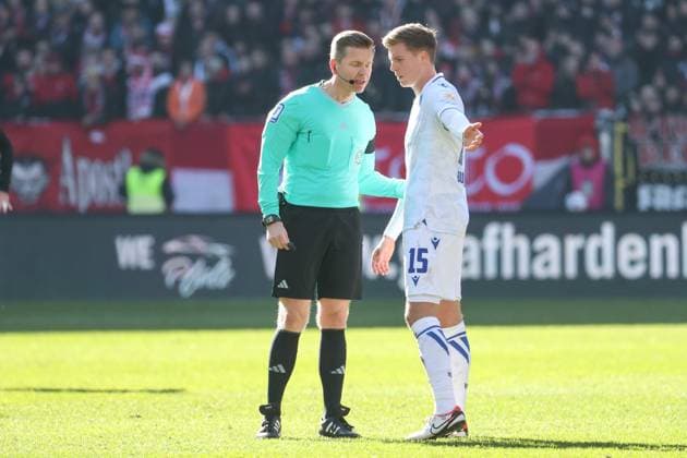 24 02 2024, xusrbx, Soccer 2 Bundesliga, 1 FC Kaiserslautern Karlsruher SC emspor, v l Tobias Welz Referee , Dzenis Burnic Karlsruher SC , 15 , DFL DFB REGULATIONS PROHIBIT ANY USE OF PHOTOGRAPHS as IMAGE SEQUENCES and or QUASI VIDEO Kaiserslautern