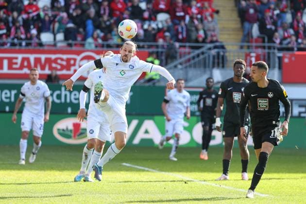 24 02 2024, xusrbx, Soccer 2 Bundesliga, 1 FC Kaiserslautern Karlsruher SC emspor, v l Sebastian Jung Karlsruher SC , 2 , Kenny Prince Redondo 1 FC Kaiserslautern, 11 , DFL DFB REGULATIONS PROHIBIT ANY USE OF PHOTOGRAPHS as IMAGE SEQUENCES and or QUASI VIDEO Kaiserslautern