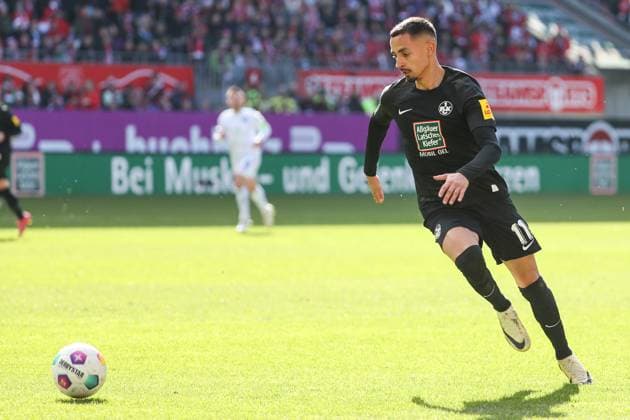 24 02 2024, xusrbx, Soccer 2 Bundesliga, 1 FC Kaiserslautern Karlsruher SC emspor, Kenny Prince Redondo 1 FC Kaiserslautern, 11 , action, single image, cropped image, with ball, DFL DFB REGULATIONS PROHIBIT ANY USE OF PHOTOGRAPHS as IMAGE SEQUENCES and or QUASI VIDEO Kaiserslautern
