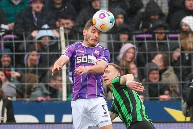 Bashkim Ajdini VfL Osnabrueck and Havard Nielsen Hannover 96 fight for the ball, 2 Bundesliga, VfL Osnabrueck vs Hannover 96, Bremer Bruecke, 24 02 2024, Osnabrueck, Germany