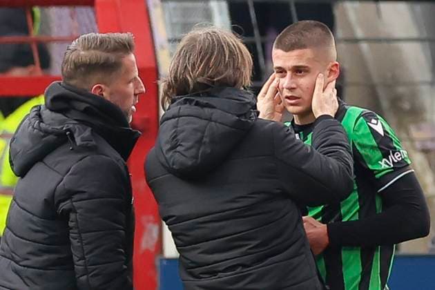 Nicolo Tresoldi Hannover 96 is treated on the head, 2 Bundesliga, VfL Osnabrueck vs Hannover 96, Bremer Bruecke, 24 02 2024, Osnabrueck, Germany