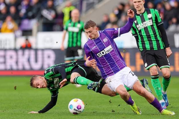 Sebastian Ernst Hannover 96 and Michael Cuisance VfL Osnabrueck fight for the ball, 2 Bundesliga, VfL Osnabrueck vs Hannover 96, Bremer Bruecke, 24 02 2024, Osnabrueck, Germany