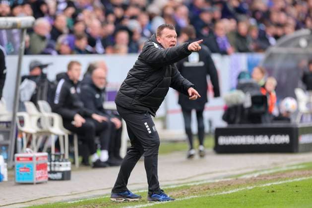 Coach Uwe Koschinat VfL Osnabrueck gestures, 2 Bundesliga, VfL Osnabrueck vs Hannover 96, Bremer Bruecke, 24 02 2024, Osnabrueck, Germany