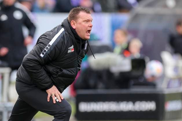 Coach Uwe Koschinat VfL Osnabrueck watches, 2 Bundesliga, VfL Osnabrueck vs Hannover 96, Bremer Bruecke, 24 02 2024, Osnabrueck, Germany