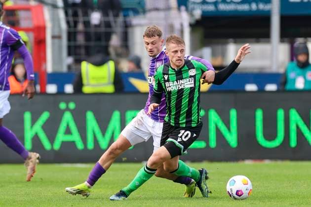Michael Cuisance VfL Osnabrueck and Sebastian Ernst Hannover 96 fight for the ball, 2 Bundesliga, VfL Osnabrueck vs Hannover 96, Bremer Bruecke, 24 02 2024, Osnabrueck, Germany