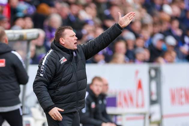 Coach Uwe Koschinat VfL Osnabrueck gestures, 2 Bundesliga, VfL Osnabrueck vs Hannover 96, Bremer Bruecke, 24 02 2024, Osnabrueck, Germany