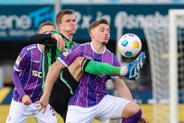 Fabian Kunze Hannover 96 and Erik Engelhardt VfL Osnabrueck fight for the ball, 2 Bundesliga, VfL Osnabrueck vs Hannover 96, Bremer Bruecke, 24 02 2024, Osnabrueck, Germany