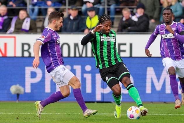 Bashkim Ajdini VfL Osnabrueck and Bright Arrey Mbi Hannover 96 fight for the ball, 2 Bundesliga, VfL Osnabrueck vs Hannover 96, Bremer Bruecke, 24 02 2024, Osnabrueck, Germany