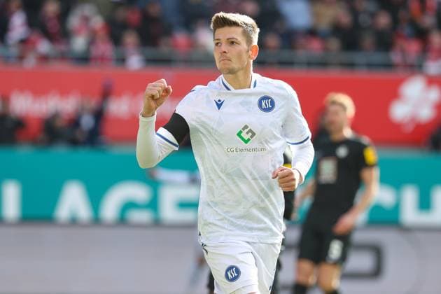 24 02 2024, xusrbx, Soccer 2 Bundesliga, 1 FC Kaiserslautern Karlsruher SC emspor, Marvin Wanitzek Karlsruher SC , 10 , goal for 0 1 in the 51st minute of the match DFL DFB REGULATIONS PROHIBIT ANY USE OF PHOTOGRAPHS as IMAGE SEQUENCES and or QUASI VIDEO Kaiserslautern