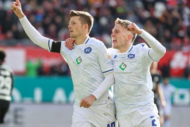 24 02 2024, xusrbx, Fußball 2 Bundesliga, 1 FC Kaiserslautern Karlsruher SC emspor, Marvin Wanitzek Karlsruher SC , 10 ,David Herold Karlsruher SC , 20 , Torjubel, Tor zum 0 1 in der 51 Spielminute DFL DFB REGULATIONS PROHIBIT ANY USE OF PHOTOGRAPHS as IMAGE SEQUENCES and or QUASI VIDEO Kaiserslautern