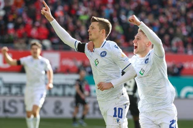 24 02 2024, xusrbx, Fußball 2 Bundesliga, 1 FC Kaiserslautern Karlsruher SC emspor, Marvin Wanitzek Karlsruher SC , 10 ,David Herold Karlsruher SC , 20 , Torjubel, Tor zum 0 1 in der 51 Spielminute DFL DFB REGULATIONS PROHIBIT ANY USE OF PHOTOGRAPHS as IMAGE SEQUENCES and or QUASI VIDEO Kaiserslautern