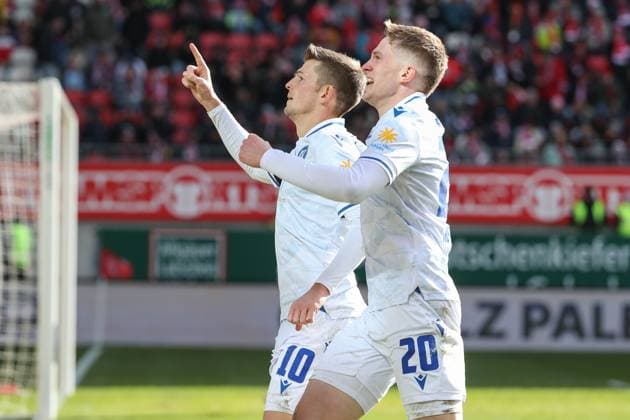 24 02 2024, xusrbx, Fußball 2 Bundesliga, 1 FC Kaiserslautern Karlsruher SC emspor, Marvin Wanitzek Karlsruher SC , 10 ,David Herold Karlsruher SC , 20 , Torjubel, Tor zum 0 1 in der 51 Spielminute DFL DFB REGULATIONS PROHIBIT ANY USE OF PHOTOGRAPHS as IMAGE SEQUENCES and or QUASI VIDEO Kaiserslautern