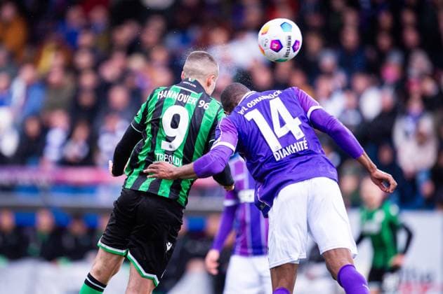 24 02 2024 Soccer, 2023 2024, 2 Bundesliga, Matchday 23, VfL Osnabrück Hannover 96 L R Nicolo Tresoldi Hannover , Oumar Diakhite Osnabrück Collision, header, headbutt leading to injury of Tresoldi DFL REGULATIONS PROHIBIT ANY USE OF PHOTOGRAPHS AS IMAGE SEQUENCES AND OR QUASI VIDEO