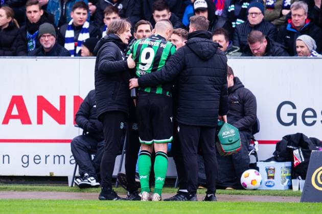 24 02 2024 Soccer, 2023 2024, 2 Bundesliga, 23 Matchday, VfL Osnabrück Hannover 96 M Nicolo Tresoldi Hannover injured, Injury, Stefan Leitl Coach Hannover DFL REGULATIONS PROHIBIT ANY USE OF PHOTOGRAPHS AS IMAGE SEQUENCES AND OR QUASI VIDEO