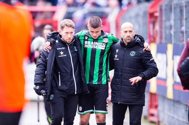 24 02 2024 Soccer, 2023 2024, 2 Bundesliga, Matchday 23, VfL Osnabrück Hannover 96 M Nicolo Tresoldi Hannover injured, Injury DFL REGULATIONS PROHIBIT ANY USE OF PHOTOGRAPHS AS IMAGE SEQUENCES AND OR QUASI VIDEO