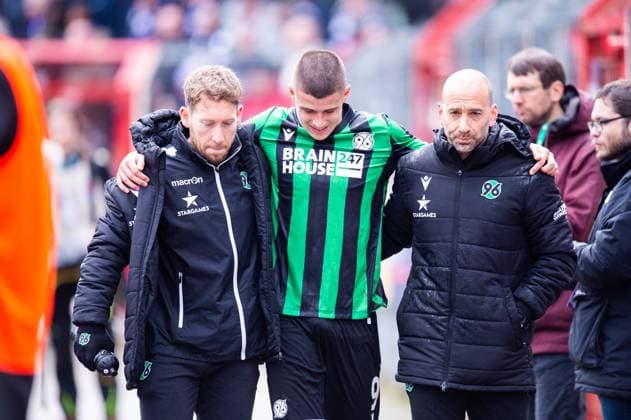 24 02 2024 Soccer, 2023 2024, 2 Bundesliga, Matchday 23, VfL Osnabrück Hannover 96 M Nicolo Tresoldi Hannover injured, Injury DFL REGULATIONS PROHIBIT ANY USE OF PHOTOGRAPHS AS IMAGE SEQUENCES AND OR QUASI VIDEO