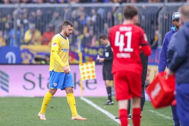 24 02 2024, Football, 2 Bundesliga, Matchday 23, Season 2023 2024, Eintracht Braunschweig Hertha BSC, Hasan Kurucay Eintracht Braunschweig leaves the pitch after his red card Braunschweig Eintracht Stadion NDS Germany xRHR PHOTO TRx Copyright: RHR-FOTOx RHR-FOTO TR