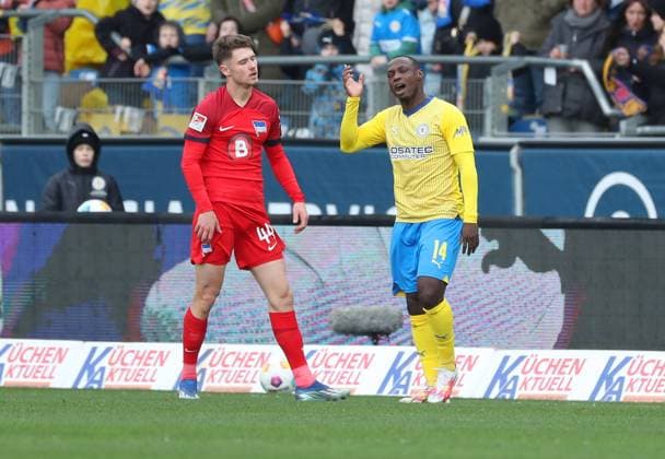 Braunschweig vs Berlin, 2 BL Braunschweig, 24 02 2024, FOOTBALL Eintracht Braunschweig vs Hertha BSC Berlin, 2 BL, Season 2023 24 Linus Gechter Hertha BSC , Anthony Ujah Eintracht Braunschweig Braunschweig