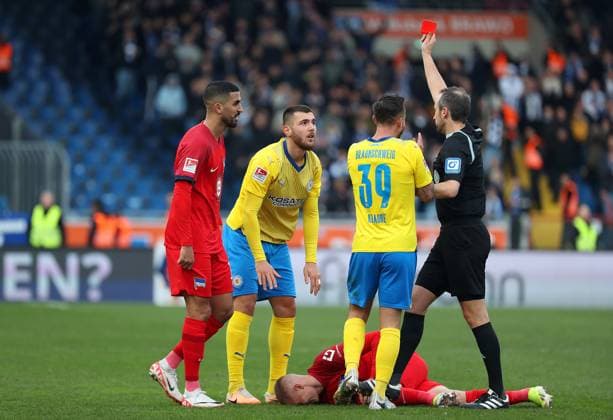 Braunschweig vs Berlin, 2 BL Braunschweig, 24 02 2024, FOOTBALL Eintracht Braunschweig vs Hertha BSC Berlin, 2 BL, Season 2023 24 Referee Patrick Alt shows Hasan Kurucay Eintracht Braunschweig the red card Braunschweig