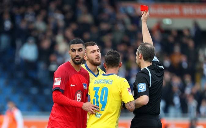 Braunschweig vs Berlin, 2 BL Braunschweig, 24 02 2024, FOOTBALL Eintracht Braunschweig vs Hertha BSC Berlin, 2 BL, Season 2023 24 Referee Patrick Alt shows Hasan Kurucay Eintracht Braunschweig the red card Braunschweig