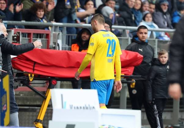 Braunschweig vs Berlin, 2 BL Braunschweig, 24 02 2024, FOOTBALL Eintracht Braunschweig vs Hertha BSC Berlin, 2 BL, Season 2023 24 Hasan Kurucay Eintracht Braunschweig , after the red card on the way to the dressing room Braunschweig
