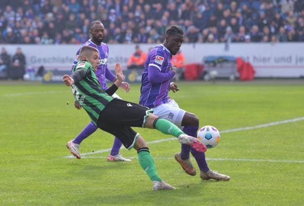 24 02 2024, xblx, Fussball 2 Bundesliga, VfL Osnabrueck Hannover 96 emspor, v l Nicolo Tresoldi Hannover 96 , Maxwell Gyamfi VfL Osnabrueck DFL DFB REGULATIONS PROHIBIT ANY USE OF PHOTOGRAPHS as IMAGE SEQUENCES and or QUASI VIDEO Osnabrueck