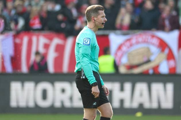 24 02 2024, xusrbx, Soccer 2 Bundesliga, 1 FC Kaiserslautern Karlsruher SC emspor, Tobias Welz Referee , DFL DFB REGULATIONS PROHIBIT ANY USE OF PHOTOGRAPHS as IMAGE SEQUENCES and or QUASI VIDEO Kaiserslautern