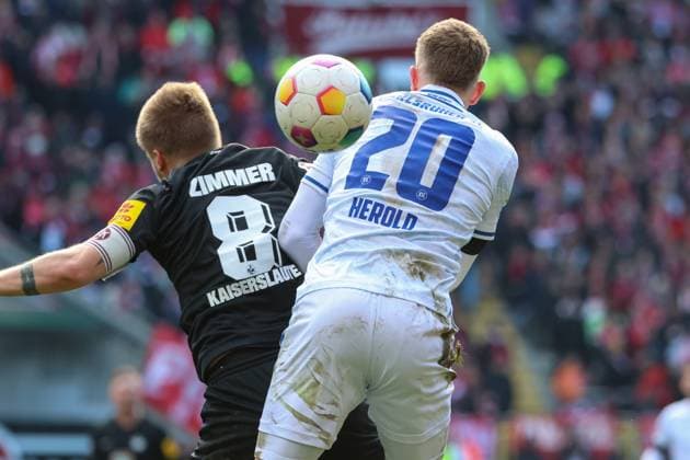 24 02 2024, xusrbx, Soccer 2 Bundesliga, 1 FC Kaiserslautern Karlsruher SC emspor, v l Jean Zimmer 1 FC Kaiserslautern, 8 , David Herold Karlsruher SC , 20 , DFL DFB REGULATIONS PROHIBIT ANY USE OF PHOTOGRAPHS as IMAGE SEQUENCES and or QUASI VIDEO Kaiserslautern