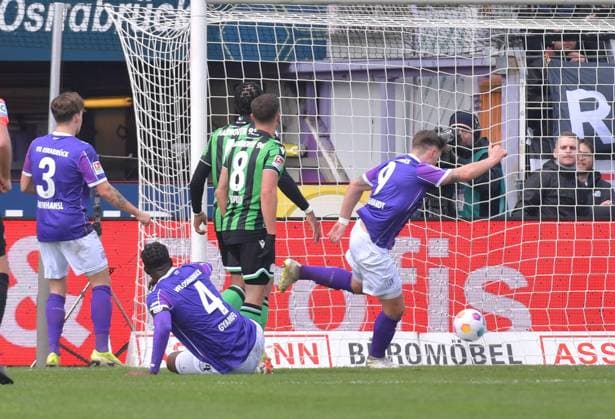 24 02 2024, xblx, Fußball 2 Bundesliga, VfL Osnabrueck Hannover 96 emspor, v l Erik Engelhardt VfL Osnabrueck , Goal scored, Tor zum 1 0 DFL DFB REGULATIONS PROHIBIT ANY USE OF PHOTOGRAPHS as IMAGE SEQUENCES and or QUASI VIDEO Osnabrueck