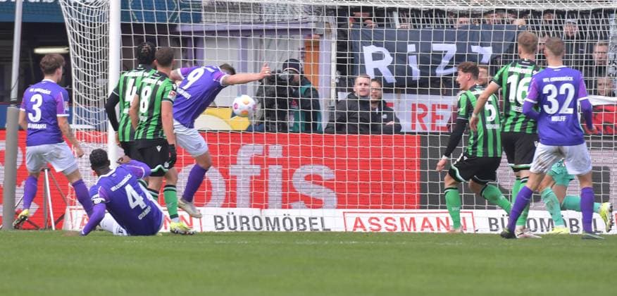 24 02 2024, xblx, Fußball 2 Bundesliga, VfL Osnabrueck Hannover 96 emspor, v l Erik Engelhardt VfL Osnabrueck , Goal scored, Tor zum 1 0 DFL DFB REGULATIONS PROHIBIT ANY USE OF PHOTOGRAPHS as IMAGE SEQUENCES and or QUASI VIDEO Osnabrueck