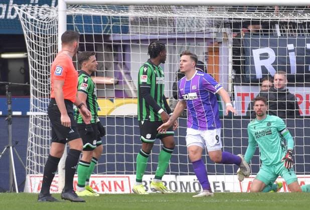 24 02 2024, xblx, Fußball 2 Bundesliga, VfL Osnabrueck Hannover 96 emspor, v l Erik Engelhardt VfL Osnabrueck , Goal scored, Tor zum 1 0, celebrate the goal, Torjubel , Jubel, jubeln, jubelt, DFL DFB REGULATIONS PROHIBIT ANY USE OF PHOTOGRAPHS as IMAGE SEQUENCES and or QUASI VIDEO Osnabrueck
