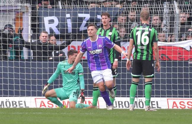 24 02 2024, xblx, Fußball 2 Bundesliga, VfL Osnabrueck Hannover 96 emspor, v l Erik Engelhardt VfL Osnabrueck , Goal scored, Tor zum 1 0, celebrate the goal, Torjubel , Jubel, jubeln, jubelt, DFL DFB REGULATIONS PROHIBIT ANY USE OF PHOTOGRAPHS as IMAGE SEQUENCES and or QUASI VIDEO Osnabrueck