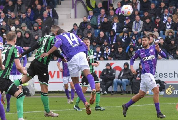 24 02 2024, xblx, Football 2 Bundesliga, VfL Osnabrueck Hannover 96 emspor, v l Nicolo Tresoldi Hannover 96 , Oumar Diakhite VfL Osnabrueck , injured, injury, by Nicolo Tresoldi Hannover 96 DFL DFB REGULATIONS PROHIBIT ANY USE OF PHOTOGRAPHS as IMAGE SEQUENCES and or QUASI VIDEO Osnabrueck