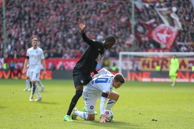 24 02 2024, xusrbx, Soccer 2 Bundesliga, 1 FC Kaiserslautern Karlsruher SC emspor, v l Marvin Wanitzek Karlsruher SC , 10 , Aaron Opoku 1 FC Kaiserslautern, 17 , DFL DFB REGULATIONS PROHIBIT ANY USE OF PHOTOGRAPHS as IMAGE SEQUENCES and or QUASI VIDEO Kaiserslautern