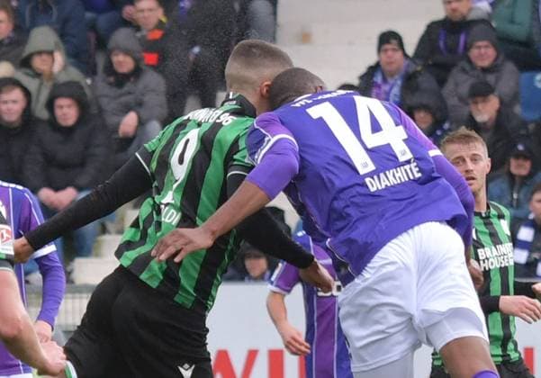 24 02 2024, xblx, Football 2 Bundesliga, VfL Osnabrueck Hannover 96 emspor, v l Nicolo Tresoldi Hannover 96 , Oumar Diakhite VfL Osnabrueck , injured, injury, by Nicolo Tresoldi Hannover 96 DFL DFB REGULATIONS PROHIBIT ANY USE OF PHOTOGRAPHS as IMAGE SEQUENCES and or QUASI VIDEO Osnabrueck