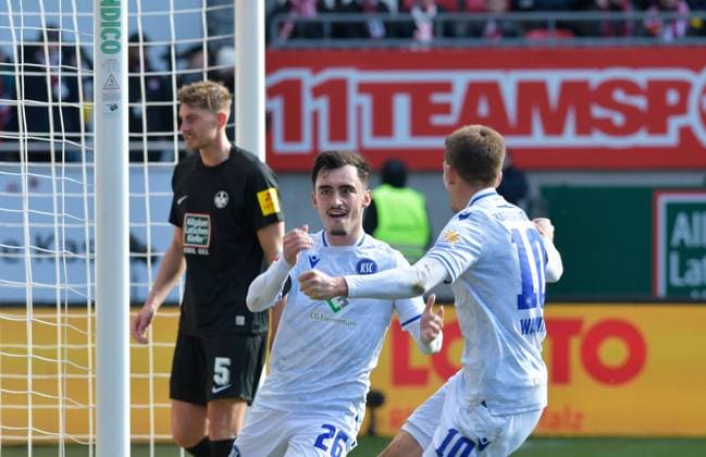 Soccer 2 Bundesliga Season 2023 24 Kaiserslautern Fritz Walter Stadion 24 02 2024 1 FC Kaiserslautern fck Karlsruher SC ksc 0 4 Paul NEBEL Karlsruher SC , mi, after the 0 3, Re Marvin WANITZEK Karlsruher SC , back Kevin KRAUS 1 FC Kaiserslautern Soccer 2 Bundesliga 1 FC Kaiserslautern
