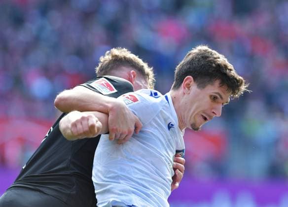 Soccer 2 Bundesliga Season 2023 24 Kaiserslautern Fritz Walter Stadion 24 02 2024 1 FC Kaiserslautern fck Karlsruher SC ksc 0 4 Marvin WANITZEK Karlsruher SC ,re, in clinch with Kevin KRAUS 1 FC Kaiserslautern Soccer 2 Bundesliga 1 FC Kaiserslautern
