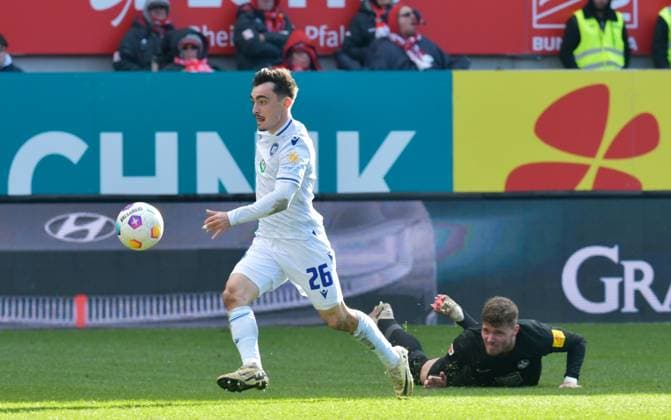 Football 2 Bundesliga season 2023 24 Kaiserslautern Fritz Walter Stadion 24 02 2024 1 FC Kaiserslautern fck Karlsruher SC ksc 0 4 Paul NEBEL Karlsruher SC on the way to 0 3, Jan ELVEDI 1 FC Kaiserslautern on the ground Football 2 Bundesliga 1 FC Kaiserslautern