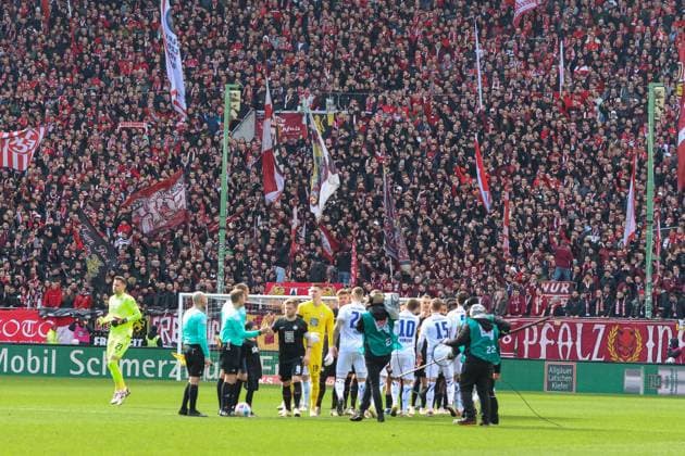 24 02 2024, xusrbx, Soccer 2 Bundesliga, 1 FC Kaiserslautern Karlsruher SC emspor, the players of both teams before the match, DFL DFB REGULATIONS PROHIBIT ANY USE OF PHOTOGRAPHS as IMAGE SEQUENCES and or QUASI VIDEO Kaiserslautern