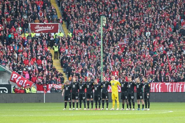 24 02 2024, xusrbx, Fußball 2 Bundesliga, 1 FC Kaiserslautern Karlsruher SC emspor, die Spieler vom 1 FC Kaiserslautern, Gedenkminute, Schweigeminute, Andreas Brehme, DFL DFB REGULATIONS PROHIBIT ANY USE OF PHOTOGRAPHS as IMAGE SEQUENCES and or QUASI VIDEO Kaiserslautern