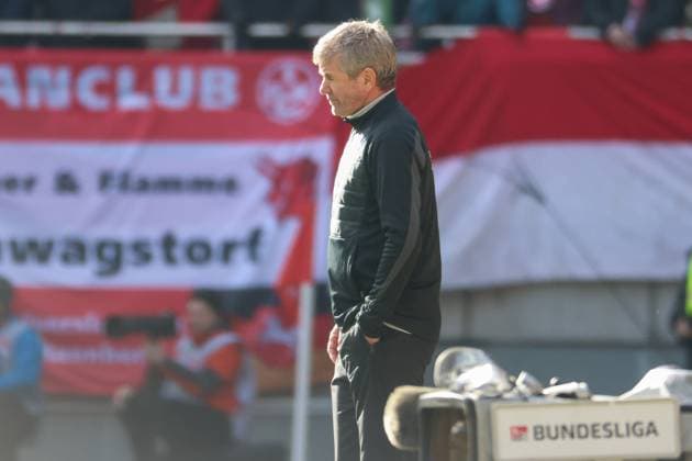 24 02 2024, xusrbx, Soccer 2 Bundesliga, 1 FC Kaiserslautern Karlsruher SC emspor, Friedhelm Funkel Trainer 1 FC Kaiserslautern , DFL DFB REGULATIONS PROHIBIT ANY USE OF PHOTOGRAPHS as IMAGE SEQUENCES and or QUASI VIDEO Kaiserslautern