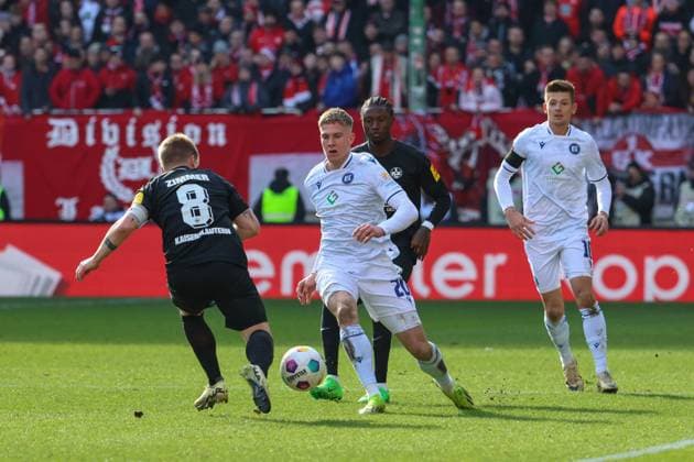 24 02 2024, xusrbx, Soccer 2 Bundesliga, 1 FC Kaiserslautern Karlsruher SC emspor, v l Jean Zimmer 1 FC Kaiserslautern, 8 , David Herold Karlsruher SC , 20 , DFL DFB REGULATIONS PROHIBIT ANY USE OF PHOTOGRAPHS as IMAGE SEQUENCES and or QUASI VIDEO Kaiserslautern