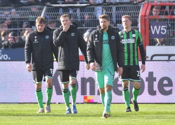 24 02 2024, xblx, Fußball 2 Bundesliga, VfL Osnabrueck Hannover 96 emspor, v l Max Christiansen Hannover 96 , Fabian Kunze Hannover 96 , Ron Robert Ziegler Hannover 96 , Marcel Halstenberg Hannover 96 , enttaeuscht, enttaeuscht schauend, dissapointed DFL DFB REGULATIONS PROHIBIT ANY USE OF PHOTOGRAPHS as IMAGE SEQUENCES and or QUASI VIDEO Osnabrueck