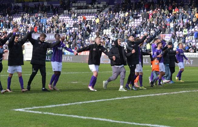 24 02 2024, xblx, Fussball 2 Bundesliga, VfL Osnabrueck Hannover 96 emspor, v l Osnabrueck celebrates the victory with the fans DFL DFB REGULATIONS PROHIBIT ANY USE OF PHOTOGRAPHS as IMAGE SEQUENCES and or QUASI VIDEO Osnabrueck