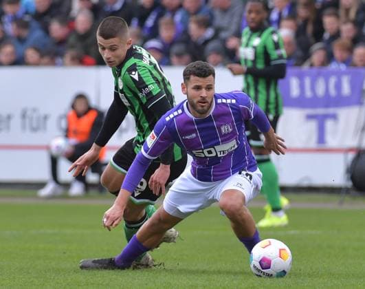 24 02 2024, xblx, Soccer 2 Bundesliga, VfL Osnabrueck Hannover 96 emspor, v l Nicolo Tresoldi Hannover 96 , David Gnaase VfL Osnabrueck DFL DFB REGULATIONS PROHIBIT ANY USE OF PHOTOGRAPHS as IMAGE SEQUENCES and or QUASI VIDEO Osnabrueck