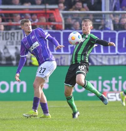 24 02 2024, xblx, Fussball 2 Bundesliga, VfL Osnabrueck Hannover 96 emspor, v l Michael Cuisance VfL Osnabrueck , Sebastian Ernst Hannover 96 DFL DFB REGULATIONS PROHIBIT ANY USE OF PHOTOGRAPHS as IMAGE SEQUENCES and or QUASI VIDEO Osnabrueck