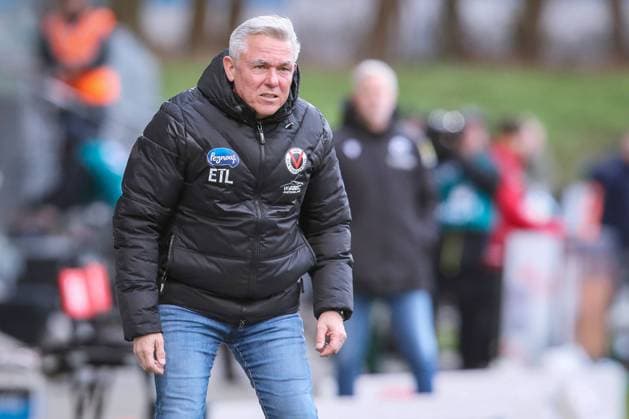 24 02 2024, Köln, Fußball, bwin 3 Liga Herren, Sportpark Höhenberg, 27 Spieltag, Saison 2023 2024, FC Viktoria Köln SV Sandhausen Trainer Olaf Janßen Viktoria Köln views the match critically from the sidelines DFB regulations prohibit any use of photographs as image sequences and or quasi video Nordrhein Westfalen Germany