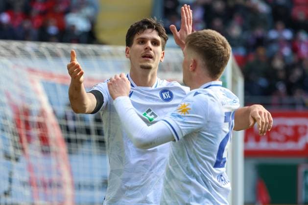 24 02 2024, xusrbx, Fußball 2 Bundesliga, 1 FC Kaiserslautern Karlsruher SC emspor, v l Igor Matanovic Karlsruher SC , 9 , David Herold Karlsruher SC , 20 , Jubel Ueber das Tor in der 81 Spielminute zum 0 3 fuer Karlsruhe, DFL DFB REGULATIONS PROHIBIT ANY USE OF PHOTOGRAPHS as IMAGE SEQUENCES and or QUASI VIDEO Kaiserslautern